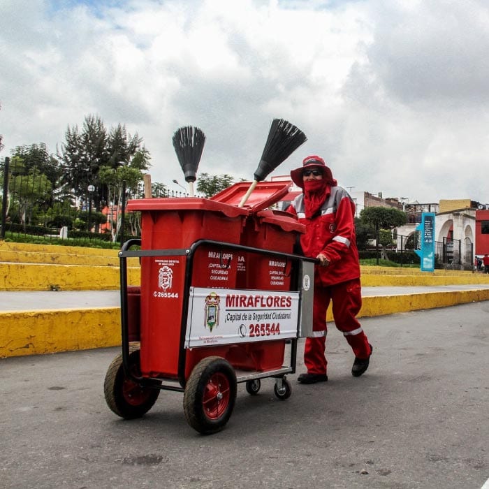 Nuestros Contenedores de basura, Escobas y Alzacontenedores presentes en Arequipa (Muni. Miraflores)