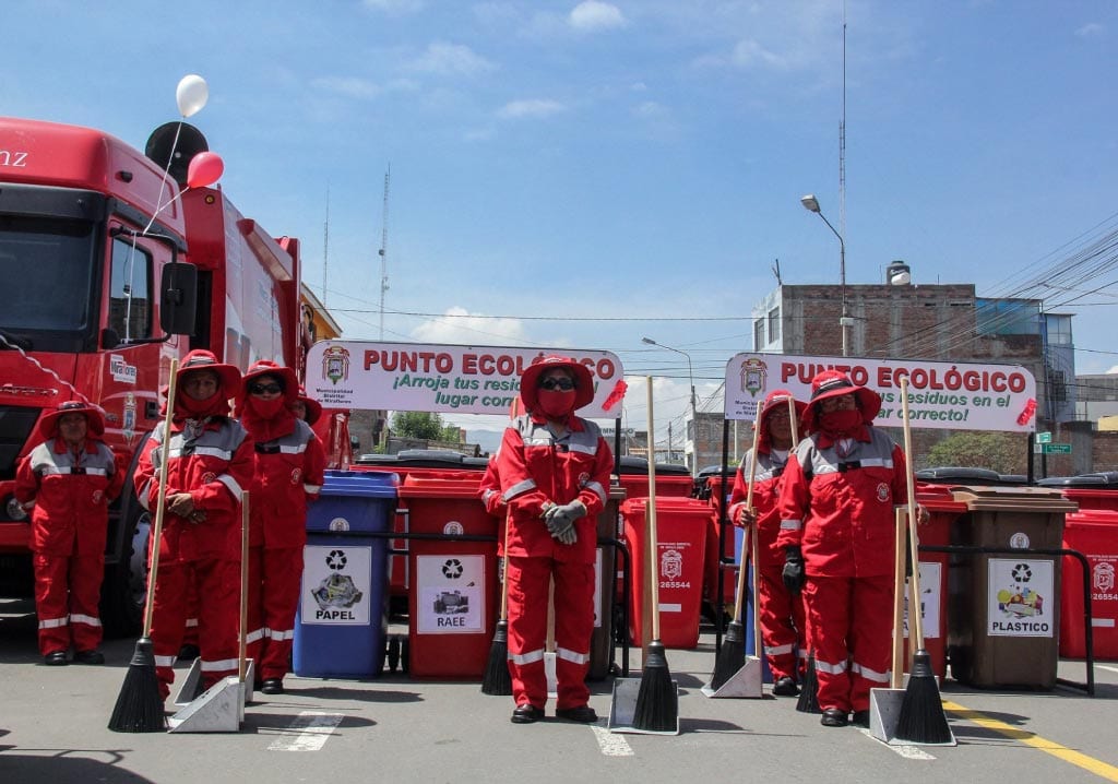 Nuestros Contenedores de basura, Escobas y Alzacontenedores presentes en Arequipa (Muni. Miraflores)